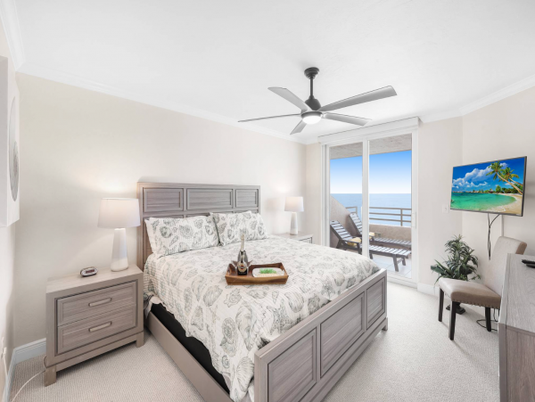 On Beach Vacation Condo Two Bedrooms in Marco Marco Island